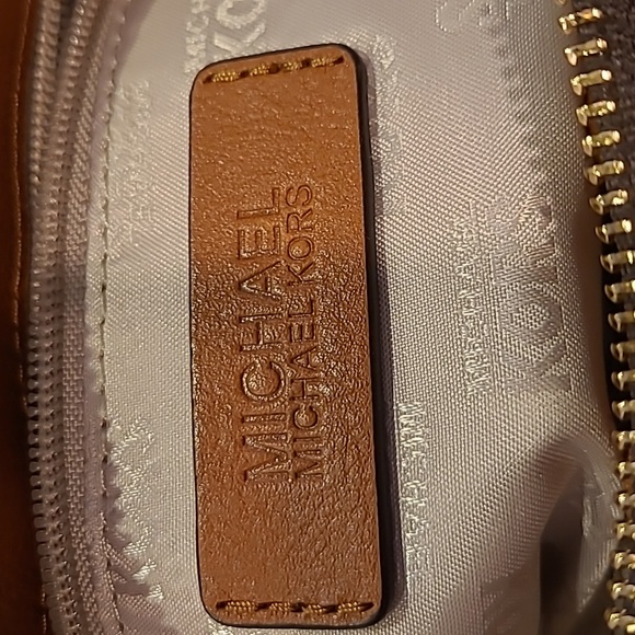 Michael Kors Authentic, Vintage 2 piece set Crossbody Bag, and wristlet. - Picture 6 of 15